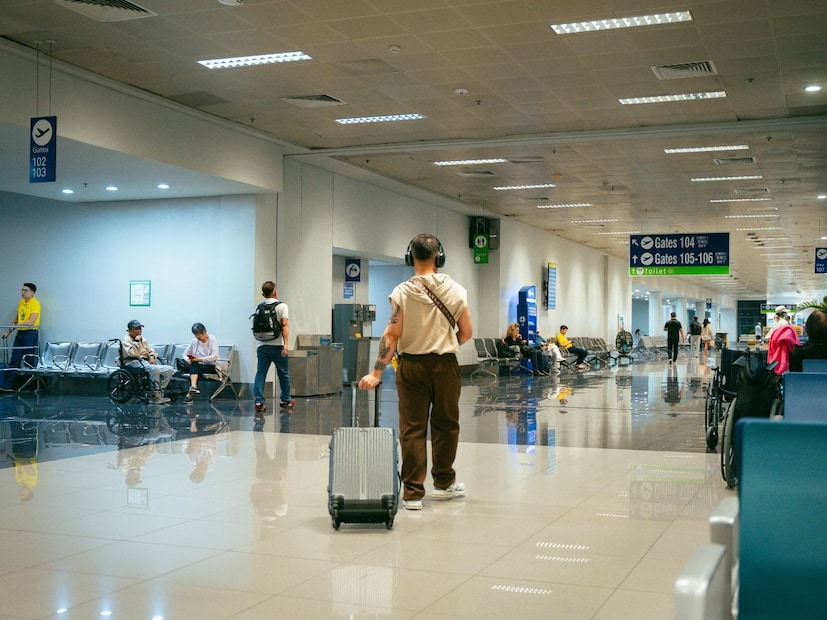 सुरक्षा तपासणीनंतर गेटकडे लक्ष द्या : काही प्रवाशांना वाटते की, एकदा सिक्युरिटी चेक पूर्ण झाले की आपले काम संपले. पण गेटपर्यंत पोहोचायला उशीर झाल्यास फ्लाइट तुमच्या डोळ्यासमोरून निघून जाईल. एअरलाइन्स साधारणपणे उड्डाणाच्या 20 ते 25 मिनिटे आधी गेट बंद करतात. त्यामुळे आधी गेटवर पोहोचा आणि मगच आरामात कॉफी किंवा खरेदीचा आनंद घ्या.