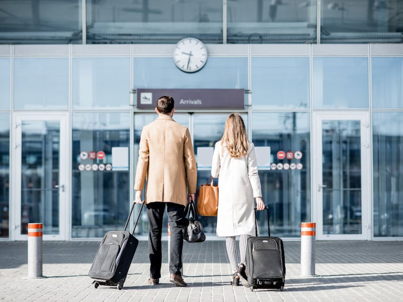 बोर्डिंग गेट सतत तपासा : विमानतळावर अनेकवेळा गेट क्रमांक बदलत राहतात. तुम्ही फोनमध्ये व्यस्त असाल किंवा कॅफेमध्ये बसला असाल, तर गेट बदलल्याची सूचना तुमच्याकडून सुटू शकते. यामुळे तुम्ही चुकीच्या गेटवर पोहोचू शकता आणि तुमची फ्लाइट निघून जाऊ शकते. त्यामुळे एअरलाइन ॲप आणि विमानतळ डिस्प्ले स्क्रीन या दोन्हीवर सतत लक्ष ठेवा.