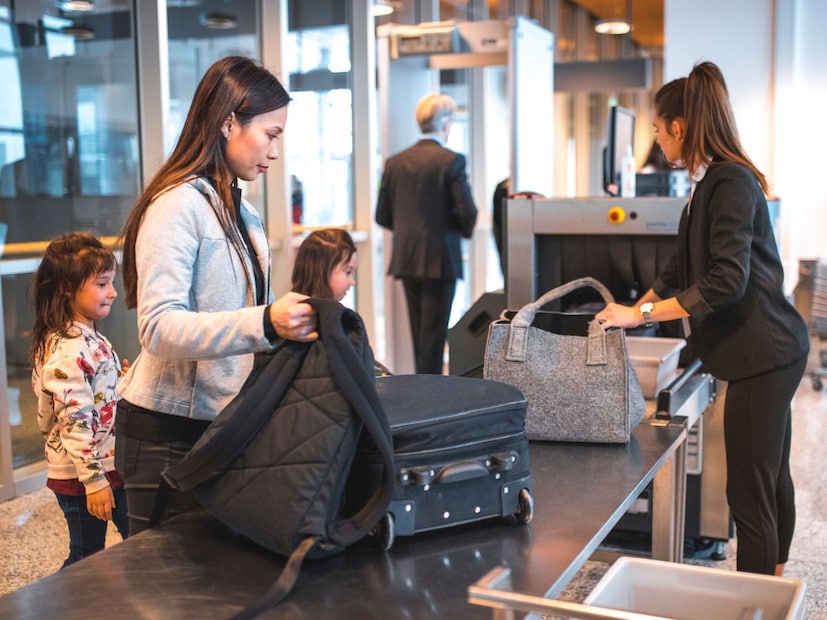 बॅगच्या वजनाचे आणि आकाराचे नियम पाळा : प्रवासी अनेकदा त्यांच्या बॅगमध्ये जास्त वजन भरतात किंवा अशा वस्तू ठेवतात, ज्यांची परवानगी नसते. तुमचे हँडबॅग निश्चित केलेल्या वजन आणि आकारापेक्षा मोठे असल्यास किंवा त्यात प्रतिबंधित वस्तू असल्यास तुम्हाला गेटवर अडवले जाऊ शकते. त्यामुळे प्रत्येक उड्डाणापूर्वी बॅगचे वजन आणि आकार एकदा तपासा.