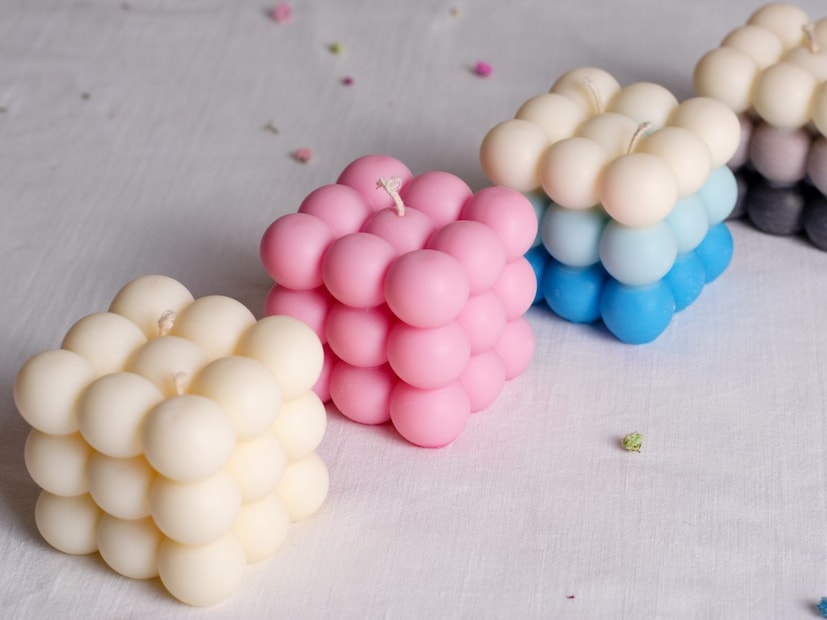 तुम्हाला सुरक्षितपणे मेणबत्ती जाळायची असेल, तर तुम्ही सोया वॅक्स, बीजवॅक्स किंवा स्टीयरिन वॅक्स असलेल्या मेणबत्त्याच निवडाव्यात. या नैसर्गिक मेणांमध्ये हानिकारक रसायने कमी असतात.