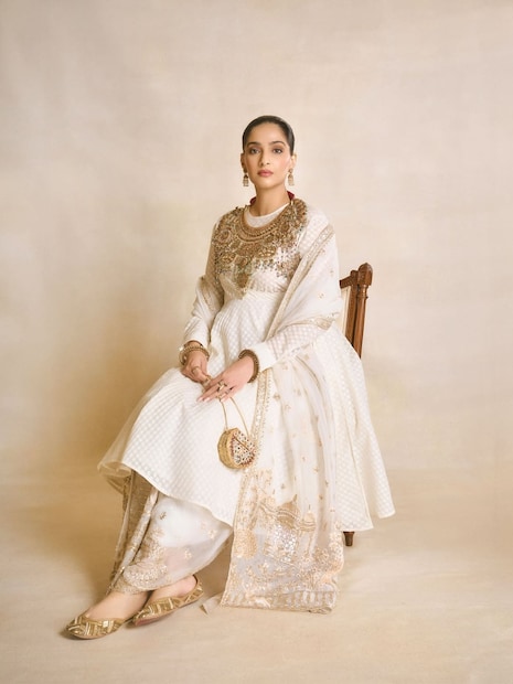  सोनम कपूर या फोटोंमध्ये पांढऱ्या रंगाच्या अनारकली सूटमध्ये दिसत आहे. त्याच्यासोबत तिने मॅचिंग धोती स्टाइल सलवार परिधान केला आहे.