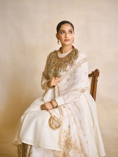  सोनम कपूरना आपला मॅटर्निटी फोटोशूटचा लुक ग्लॉसी मेकअप, बांधलेले केस, मोठे झुमके आणि हातात कडे घालुन पूर्ण केला आहे. तसेच हाहात तिने एक छोटी बॅगदेखील घेतली आहे. फोटो शेअर करत सोनम कपूरने कॅप्टशनमध्ये लिहिलं आहे,"दिल बदलता नहीं... बस औरों के लिए धडकने लगता है".