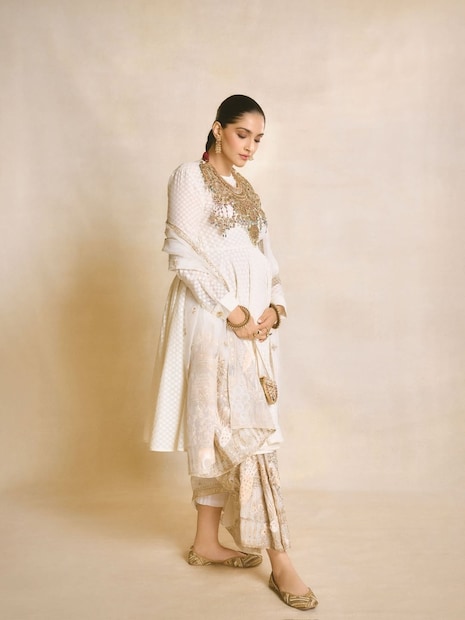  सोनम कपूर याआधी बॉस लेडी लुकमध्ये बेबी बंप फ्लॉन्स करताना दिसली होती. तिचे हे फोटोही चांगलेच व्हायरल झाले होते. सोनम सध्या आपल्या प्रकृतीकडे लक्ष देताना दिसतेय.