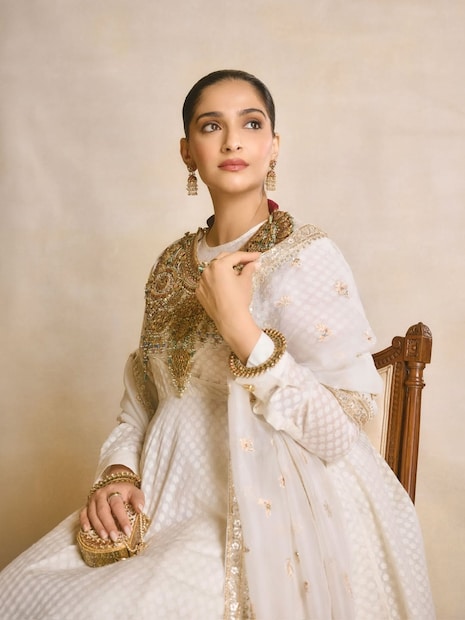  सोनम कपूरने नुकतेच आपल्या लेटेस्ट फोटोशूटचे अर्थात मॅटर्निटी फोटोशूटचे फोटो सोशल मीडियावर शेअर केले आहेत. या फोटोंमध्ये अभिनेत्री बेबी बंप फ्लॉन्ट करताना दिसतेय.