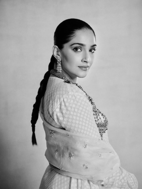  सोनम कपूर गेल्या काही वर्षांपासून रुपेरी पडद्यापासून दूर आहे. अभिनेत्री सध्या आपला पूर्ण वेळ मुलगा वायु आहूजाला देत आहे.