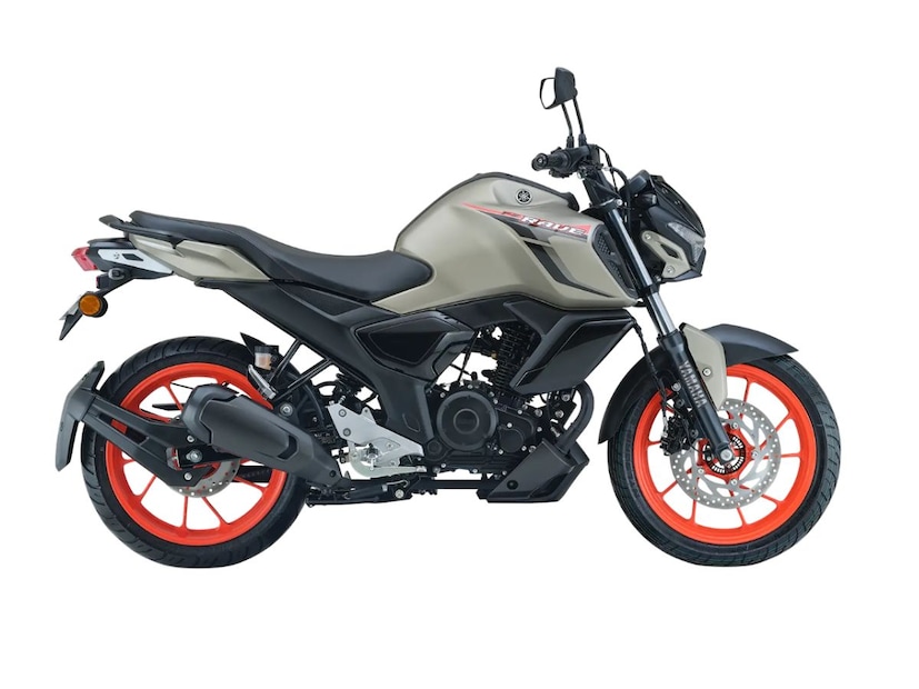 Yamaha FZ Rave मध्ये 17-इंचाचे व्हिल दिले आहे, ज्यात ट्यूबलेस टायर्स आहेत. पुढील बाजूस 100-सेक्शन टायर आहे, तर मागील बाजूस 140-सेक्शन युनिट आहे.