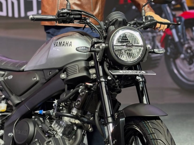 Yamaha XSR155  ची भारतीय मार्केटमध्ये थेट रॉयल एनफिल्ड हंटर 350 (Royal Enfield Hunter 350) शी टक्कर आहे. पण Yamaha XSR155 ही वजनाने हलकी आहे, जास्त ताकद आहे आणि लूकही दमदार आहे.  Royal Enfield Hunter 350 ही 349 cc असून सुद्धा  20 Bhp इतकी आहे. त्याच तुलनेत Yamaha XSR155 ही 155 cc असून 18 bhp पॉवर आहे.