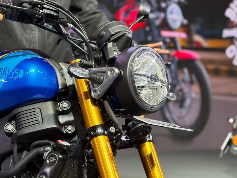 Yamaha XSR155 मध्ये चार रंगाचा ऑप्शन आहे.   मेटॅलिक ग्रे, व्हिविड रेड, ग्रेइश ग्रीन मेटॅलिक आणि मेटॅलिक ब्लू  तसंच दोन अधिकृत ॲक्सेसरी पॅक्स दिले आहे. 
