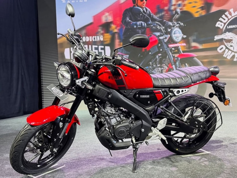 Yamaha XSR155 च्या चेसिसमध्ये यामाहाच्या डेल्टाबॉक्स (Deltabox) फ्रेमचा वापर करण्यात आला आहे, ज्याला अपसाइड-डाउन फ्रंट फोर्क्स आणि लिंक-टाइप मोनोशॉकने आधार दिला आहे. या बाइकमध्ये 17 इंचाचे व्हिल दिले आहे. 