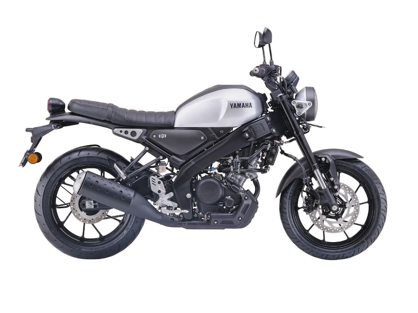 Yamaha XSR155 या बाइकचं सीट हे सरळ दिलं आहे, स्पोर्ट बाईकप्रमाणे सीट दिलं नाही.  त्यामुळे ही फॅमिलीसाठीही व्यवस्थितीत बाईक आहे. लहान मुलाला घेऊन या बाईकवर आरामात बसता येतं. 