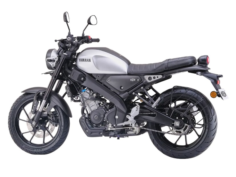 Yamaha XSR155 अखेर भारतात लाँच झाली आहे. ही एक रेट्रो लूक बाईक आहे. Yamaha XSR155 चा क्लासिक लूक आणि MT-15 या बाईकचा टच आहे. गोल एलईडी हेडलाइट,  teardrop  टाकी आणि साधे एलसीडी कन्सोल या बाईकला वेगळं रूप देतं.  