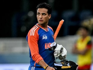 ऑस्ट्रेलियाच्या सापळ्यात अभिषेक अडकला, आधी सिक्स मारून दिली, पुढच्या 2 बॉलमध्ये खेळ खल्लास! ऑस्ट्रेलियाच्या सापळ्यात अभिषेक अडकला, आधी सिक्स मारून दिली, पुढच्या 2 बॉलमध्ये खेळ खल्लास!