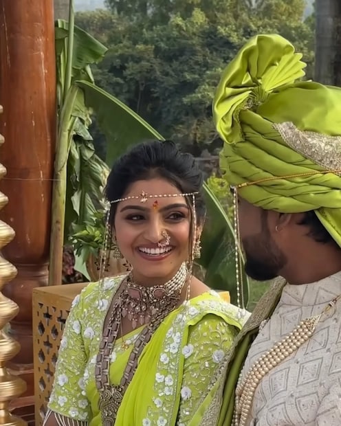 कोमलच्या लग्नाआधीच्या सगळ्या विधी देखील मोठ्या थाटात पार पडल्या. दोघांना एकत्र हळद लागली. हळदीसाठी कोमलने व्हाइट रंगाचा ड्रेस परिधान केला होता. दोघांचे हळदीचे फोटो सोशल मीडियावर व्हायरल होत आहे. 