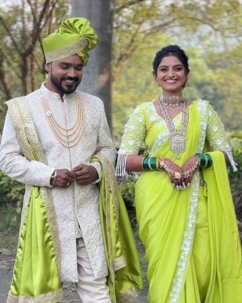 अभिनेत्री कोमल कुंभार हिने 25 नोव्हेंबर रोजी लग्न केलं आहे. कोमलने तिच्या लाँग टर्म बॉयफ्रेंडबरोबर लग्नगाठ बांधली आहे. कोमलच्या लग्नाचे फोटो आणि व्हिडीओ सध्या सोशल मीडियावर व्हायरल होत आहेत.