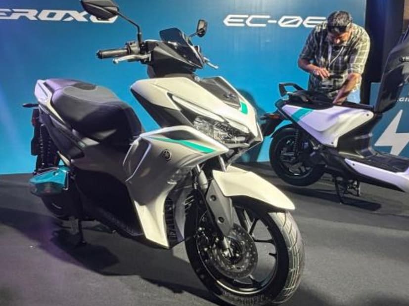 AEROX-E मध्ये  ट्विन एलईडी क्लास डी हेडलाइट्स, एलईडी फ्लॅशर्स, 3D-इफेक्ट एलईडी टेललाइट आणि टर्न-बाय-टर्न नेव्हिगेशनसह मोठी रंगीत TFT स्क्रीन आहे. Y-कनेक्ट मोबाइल अॅप कनेक्टिव्हिटी मल्टी-इन्फॉर्मेशन डिस्प्ले (MID) दिला आहे. 