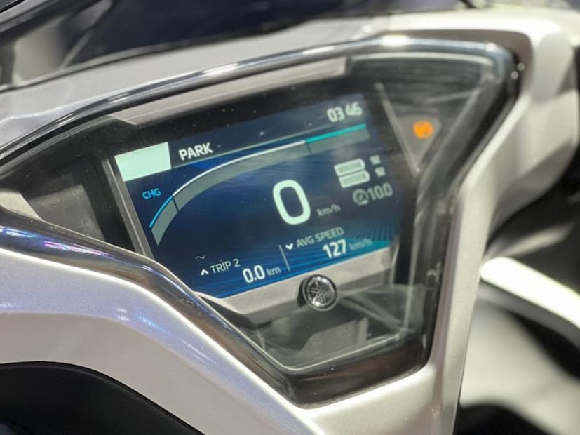  AEROX-E मध्ये  ट्विन एलईडी क्लास डी हेडलाइट्स, एलईडी फ्लॅशर्स, 3D-इफेक्ट एलईडी टेललाइट आणि टर्न-बाय-टर्न नेव्हिगेशनसह मोठी रंगीत TFT स्क्रीन आहे. Y-कनेक्ट मोबाइल अॅप कनेक्टिव्हिटी मल्टी-इन्फॉर्मेशन डिस्प्ले (MID) दिला आहे. 