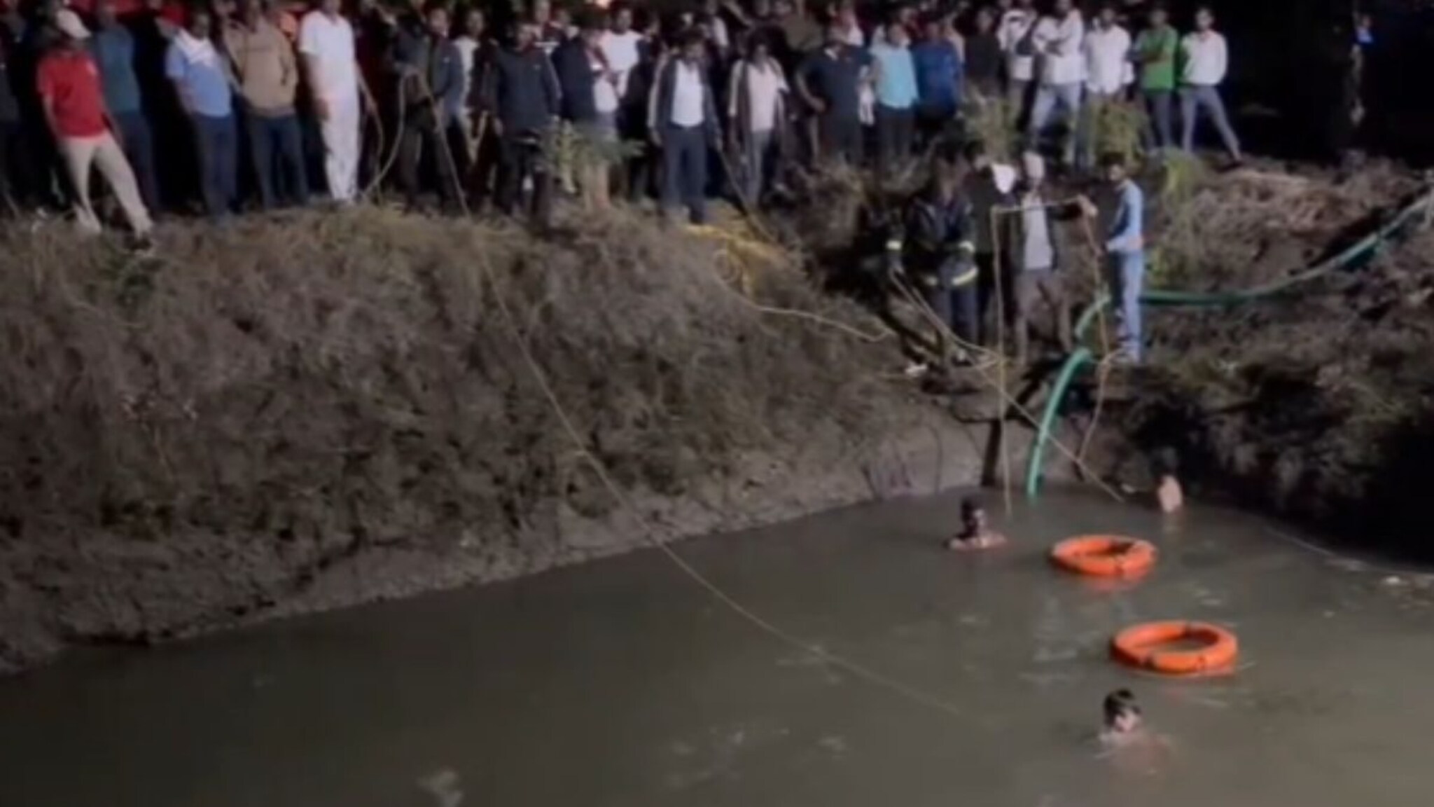 खेळता खेळता गायब झाला, विहिरीजवळ चप्पल सापडली, नंतर पाण्याचा उपसा करताच आईन फोडला हंबरलडा