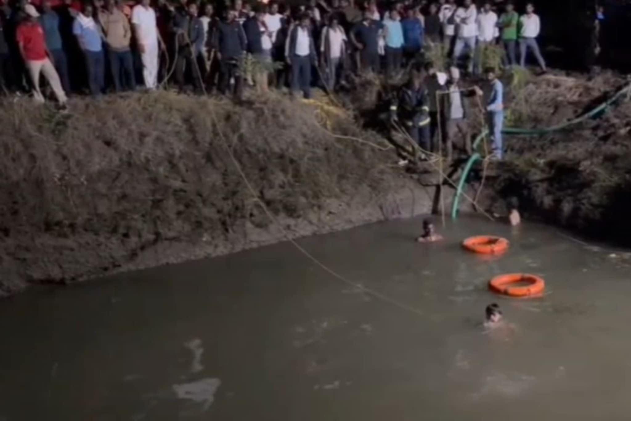 खेळता खेळता गायब झाला, विहिरीजवळ चप्पल सापडली, नंतर पाण्याचा उपसा करताच आईन फोडल