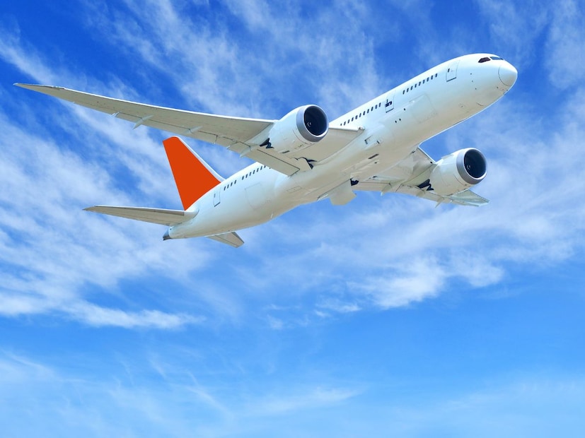 2. लहान उड्डाणे आणि 'कंट्रोल्ड रेस्ट' (Controlled Rest):लहान उड्डाणांमध्ये मोठी विश्रांती सुविधा नसते, पण पायलटांना नियंत्रित झोप (Controlled Rest) घेण्याची परवानगी असते.
हा 10 ते 40 मिनिटांचा एक छोटा विश्रांतीचा कालावधी असतो, जो पूर्ण प्रक्रियेनुसार कॉकपिटच्या आतच घेतला जातो.
यावेळी पायलट आपली सीट थोडी मागे करून, सीट बेल्ट लावून डुलकी (Nap) घेऊ शकतो, तर दुसरा पायलट पूर्णपणे सतर्क राहून उड्डाण सांभाळतो.