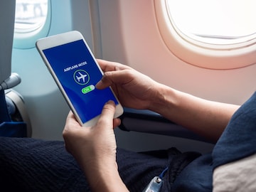 Airplane Mode फक्त फ्लाइटसाठी नाही! याचा रोज वापर करण्याचे 7 मोठे फायदे