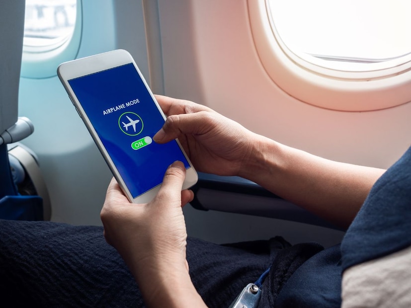 Airplane Mode: बहुतेक लोक एअरप्लेन मोडला फक्त विमान प्रवासाशी जोडतात. परंतु प्रत्यक्षात, हे फीचर दैनंदिन जीवनात देखील खूप फायदेशीर ठरते. स्मार्टफोनवरील हा छोटासा ऑप्शन बॅटरी लाइफ, फोकस आणि अगदी प्रायव्हसी देखील सुधारू शकतो. चला एअरप्लेन मोडचे काही फायदे पाहूया ज्याविषयी अनेकांना माहितीच नाही. Airplane Mode: बहुतेक लोक एअरप्लेन मोडला फक्त विमान प्रवासाशी जोडतात. परंतु प्रत्यक्षात, हे फीचर दैनंदिन जीवनात देखील खूप फायदेशीर ठरते. स्मार्टफोनवरील हा छोटासा ऑप्शन बॅटरी लाइफ, फोकस आणि अगदी प्रायव्हसी देखील सुधारू शकतो. चला एअरप्लेन मोडचे काही फायदे पाहूया ज्याविषयी अनेकांना माहितीच नाही.