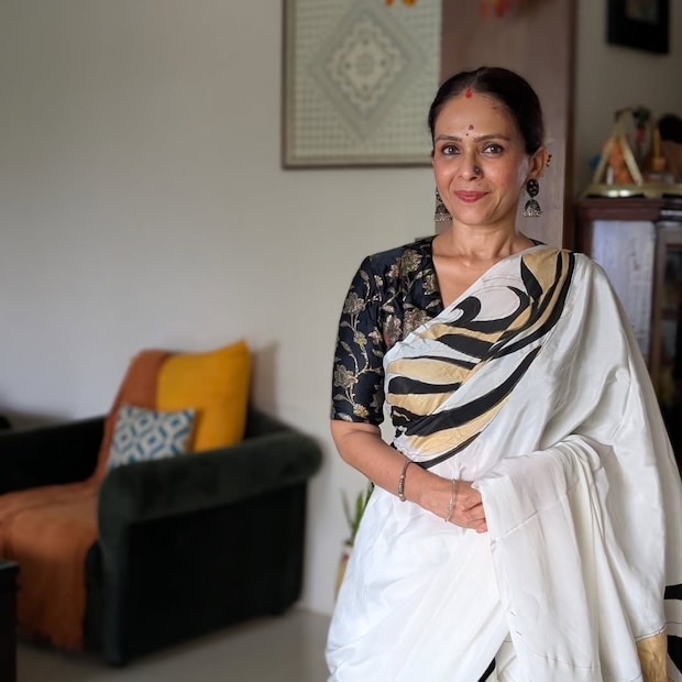 वयाच्या पन्नासाव्या वर्षीही ऐश्वर्या मालिका आणि नाटकांमध्ये काम करत आहेत. आजही त्यांचं सौंदर्य तरुण अभिनेत्रींना लाजवणारं आहे. 50 वर्षांच्या मराठमोळ्या ऐश्वर्या नारकर तरुण अभिनेत्रींवर कशा भारी ठरतात हे पाहायचं असेल तर त्यांचे हे 10 फोटोच त्याचं उत्तर देईल. 