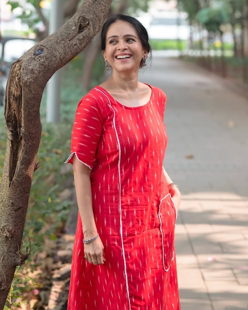 कॉटन वन पिसमध्ये ऐश्वर्या नारकर. प्रत्येक आऊटफिटमध्ये फिट दिसणाऱ्या ऐश्वर्या यांच्यावर हा लुकही खुलून दिसतोय. 