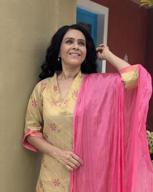 ऐश्वर्या या कोणत्याही लुकमध्ये अगदी फिट बसतात. त्यांचा हा पंजाबी ड्रेसमधील लुक, त्यावर वेवी कल्स असलेली हेअर स्टाइल खूपच शोभून दिसतेय. 