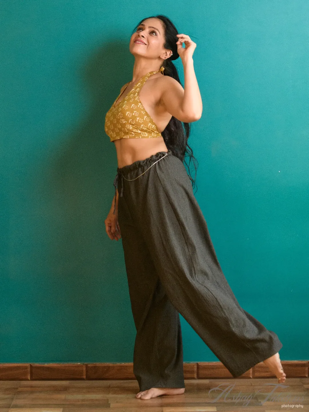 सध्या तरुण अभिनेत्रींना लाजवेल असा ऐश्वर्या यांचा लुक. त्यांच्या पोझेस देखील तरुणींना लाजवणाऱ्या आहेत. साडी ते वेस्टर्न कपड्यांपर्यंत सगळंच त्यांच्यावर अप्रतिम दिसतं. 