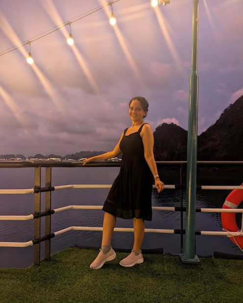 काही दिवसांआधी ऐश्वर्या ट्रिपला गेल्या होत्या तेव्हा ब्लॅक वन पिसमध्ये काढलेला हा त्यांचा फोटो. हा पोटो पाहिल्यानंतर पुन्हा एकदा त्यांच्या सौंदर्याचं आणि फिटनेसच कौतुक झालं. 