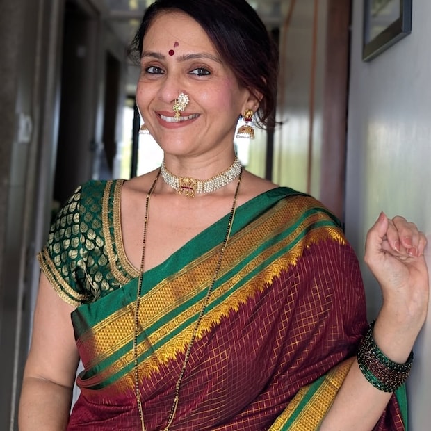 ऐश्वर्या नारकर अनेक वर्ष सिनेमांमधून त्यांच्या अस्सल महाराष्ट्रीयन लुकमध्ये दिसून आल्या आहेत. नाकात नथ, गळ्यात मंगळसूत्र, कॉटनची साडी असा हा त्यांचा लुक चाहत्यांना नेहमीच प्रेमात पाडतो.  