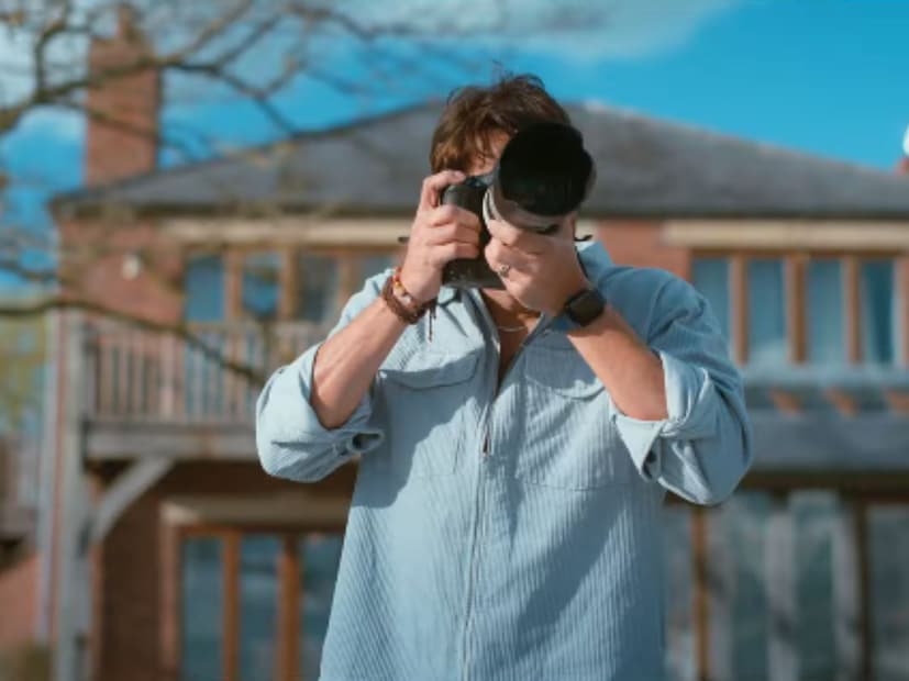 नव्या सिनेमांच्या माध्यमातून अनेक एव्हरग्रीन कलाकार पुन्हा मोठ्या पडद्यावर दिसत आहेत.  असाच एक अभिनेता एका लोकप्रिय अभिनेत्रीसोबत नव्या सिनेमात दिसणार आहे. हा अभिनेता मराठी इंडस्ट्रीतील एव्हरग्रीन अभिनेत्यांपैकी एक आहे.  