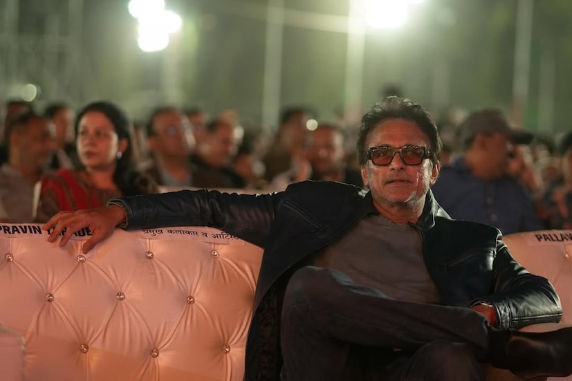 आपण ज्या अभिनेत्याविषयी बोलतोय ते अभिनेते म्हणजे अजिंक्य देव. वयाच्या 62 व्या वर्षी अजिंक्य देव प्रचंड फिट आहेत. अजिंक्य देव पुन्हा एकदा चर्चेच्या केंद्रस्थानी आले आहेत. मराठी आणि हिंदी दोन्ही चित्रपटसृष्टीत आपली वेगळी छाप पाडणाऱ्या अजिंक्य देव यांचा '120 बहादूर’ हा आगामी सिनेमा रिलीज होतोय. 