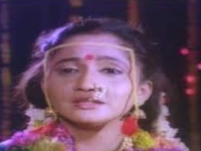 33 वर्षांआधी आलेला 'माहेरची साडी' हा सिनेमा आजही तितकाच लोकप्रिय आहे. प्रेक्षक आजही हा सिनेमा आवडीने पाहतात. अभिनेत्री अलका कुबल यांची प्रमुख भूमिका असलेल्या या सिनेमानं लाखो स्त्रियांच्या डोळ्यात पाणी आणलं. 