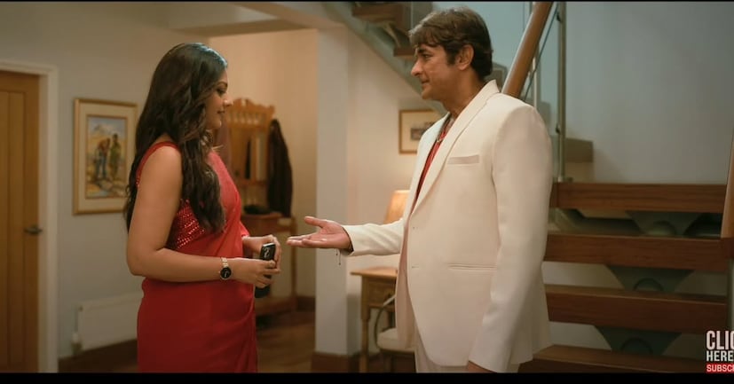 मराठी सिनेसृष्टीतील हँडसम हंक अजिंक्य देव लवकरच त्यांचा आगामी चित्रपट ‘असा मी अशी मी’ मधून प्रेक्षकांच्या भेटीला येणार आहे. हा चित्रपट रिलीज होण्याआधीच चर्चेत आला आहे. या सिनेमामध्ये अजिंक्य देव यांच्यासोबत तेजश्री प्रधान मुख्य भूमिकेत दिसणार आहे.