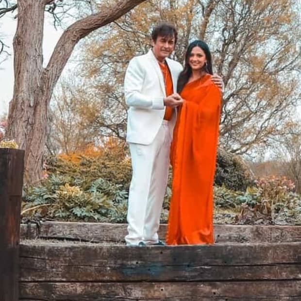 दरम्यान, नुकतंच या सिनेमातील एक इंटिमेट सीन सोशल मीडियावर समोर आला आहे. त्यानंतर सिनेमाची जबरदस्त चर्चा सुरू झाली आहे. विशेष म्हणजे अजिंक्य देव यांना त्यांच्यापेक्षा २५ वर्षे लहान अभिनेत्रीसोबत रोमँटिक सीन देताना पाहून अनेकांच्या भुवया उंचावल्या आहेत.