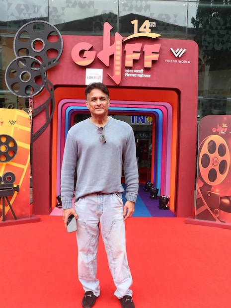 अजिंक्य देव यांचे आई-बाबा ज्येष्ठ अभिनेते रमेश देव आणि सीमा देव, यांचे मातोश्रीवर कायम येणे-जाणे असायचे. त्यामुळेच अजिंक्य यांना बाळासाहेबांचा सहवास लाभला.