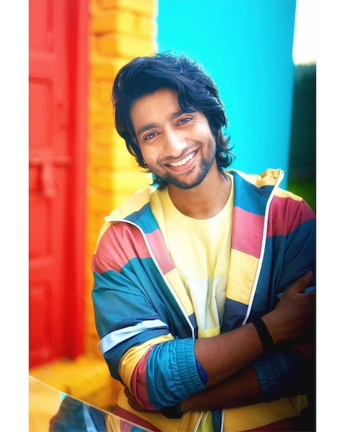 अभिनेता आकाश ठोसर रिंकू इतका सोशल मीडियावर सक्रीय नसतो. तो फार क्वचित सोशल मीडियावर एखादी पोस्ट शेअर करतो. इतर वेळी तो त्याच्या गावी असतो. तो पेशाने पैलवान आहे. त्यामुळे तो त्याचा बराचसा वेळ तो आखाड्यात घालवतो. 