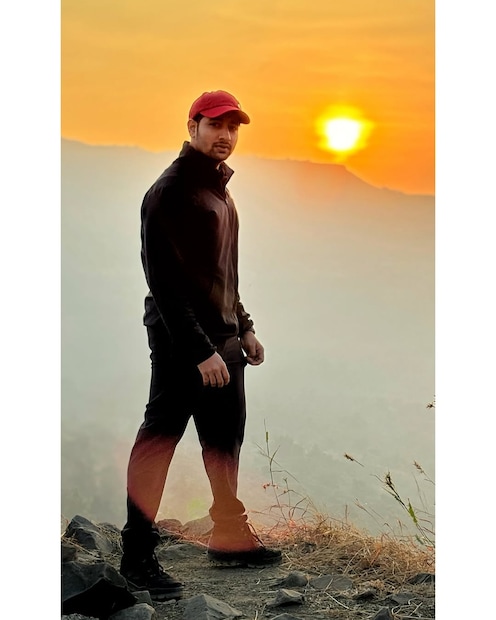 अभिनेता आकाश ठोसर रिंकू इतका सोशल मीडियावर सक्रीय नसतो. तो फार क्वचित सोशल मीडियावर एखादी पोस्ट शेअर करतो. 