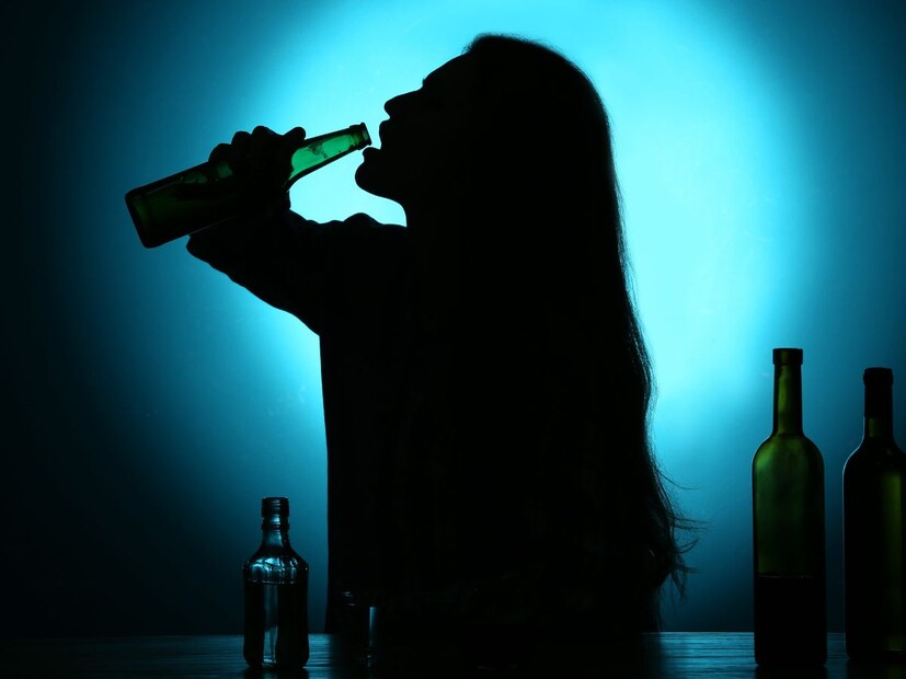 गरम पेये जसं चहा, कॉफी, सूप किंवा हर्बल काढा यांसारखे नॉन-अल्कोहोलिक (Non-Alcoholic) गरम पेय प्या. हे पेये थेट शरीराचे आंतरिक तापमान वाढवतात.हलका व्यायाम किंवा चालणे फिरणे रक्तप्रवाह वाढवते आणि शरीरात नैसर्गिक उष्णता निर्माण करते. शरीराला ऊर्जा (कॅलरीज) देणारे पौष्टिक पदार्थ खाणे देखील उष्णता टिकवून ठेवण्यास मदत करते.