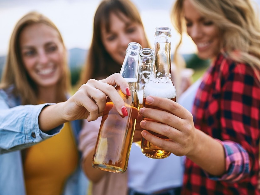 4) पब/हॉटेल उद्योगाला फटकाहोस्टिपॅलिटी इंडस्ट्रीसाठी हा दिवस म्हणजे “झिरो सेल्स डे”. काही वेळा कर-वाढ, ड्राय डे, कडक नियम यामुळे बार/परमिट-रूम्स नाराजीही व्यक्त करतात. (पुणे-मुंबईत कर-वाढीविरोधात परवाना धारकांनी बंदही केला होता.) हे सुद्धा ड्राय डेच्या एकूण परिणामात महत्त्वाचं निरीक्षण ठरतं. 