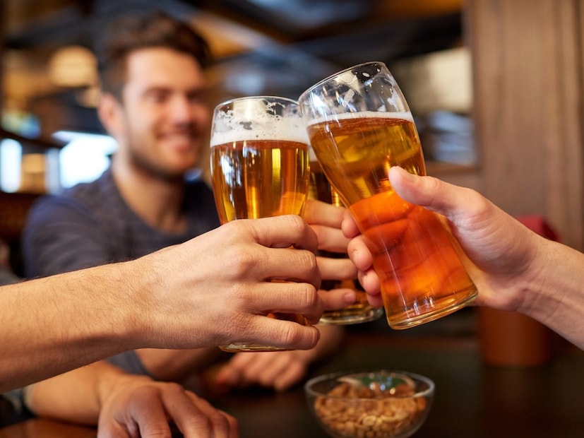 तोट्याबद्दल सांगायचं तरलोक आधीच दारू साठवतात, त्यामुळे सेवन व्हायचं ते होतंच. काळाबाजार/अवैध विक्री वाढण्याचा धोका. बंदीमुळे मागणी कायम, पुरवठा अवैध.  सरकारी महसूल एका दिवसापुरता पुढे-मागे होतो, पण एकूण चित्र फार बदलत नाही.