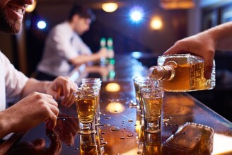 गोव्यात दारू इतकी स्वस्त का मिळते? खरं कारण कळालं म्हणाल, 'असं पण असतं का?'