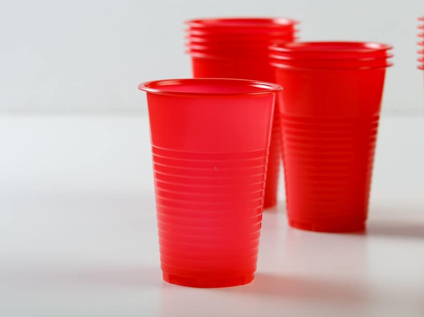 दोन्ही प्रकारच्या ग्लासमधून दारू पिण्याचे काही फायदे आणि तोटे आहेत, जे आपल्या आरोग्यावर परिणाम करू शकतात. या दोन्ही गोष्टींचे रासायनिक गुणधर्म आणि ते अल्कोहोलच्या संपर्कात आल्यावर कसे प्रतिक्रिया देतात, हे समजून घेणे महत्त्वाचे आहे.