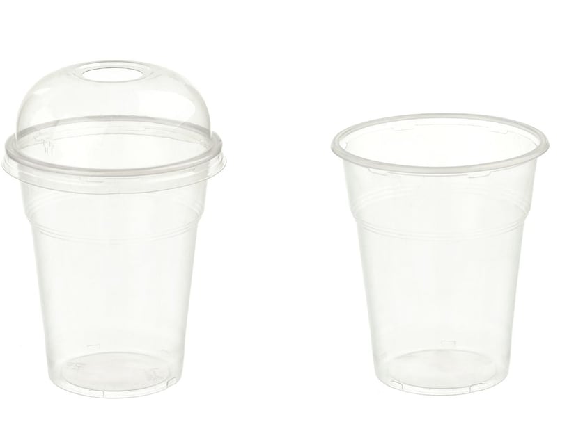 1. प्लास्टिकचे ग्लास:रासायनिक रिऍक्शन (Chemical Reaction):
प्लास्टिकमध्ये अनेक प्रकारचे रसायने असतात, जसे की BPA (Bisphenol A), phthalates इत्यादी. जेव्हा अल्कोहोलसारखे ऍसिडिक पेय प्लास्टिकच्या संपर्कात येते, तेव्हा ही रसायने दारूमध्ये मिसळण्याची शक्यता वाढते. विशेषतः, जर प्लास्टिकचा ग्लास कमी दर्जाचा असेल किंवा जुना असेल, तर ही रसायने अधिक प्रमाणात मिसळू शकतात.
