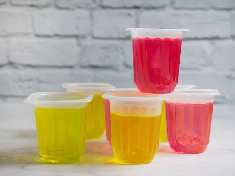 आजच्या काळात प्लास्टिकचा वापर सर्वत्र वाढलेला आहे, अगदी खाण्यापिण्याच्या वस्तूंपासून ते साठवणीपर्यंत. पाणी पिण्यासाठी किंवा इतर पेये घेण्यासाठी प्लास्टिकचे ग्लास आणि बाटल्या सर्रास वापरल्या जातात. दुसरीकडे, स्टीलची भांडी सुरक्षित आणि टिकाऊ मानली जातात. पण जेव्हा मद्यपानाचा विषय येतो, तेव्हा प्लास्टिक की स्टीलचा ग्लास अधिक सुरक्षित आहे, हा प्रश्न अनेकांना पडतो. आजच्या काळात प्लास्टिकचा वापर सर्वत्र वाढलेला आहे, अगदी खाण्यापिण्याच्या वस्तूंपासून ते साठवणीपर्यंत. पाणी पिण्यासाठी किंवा इतर पेये घेण्यासाठी प्लास्टिकचे ग्लास आणि बाटल्या सर्रास वापरल्या जातात. दुसरीकडे, स्टीलची भांडी सुरक्षित आणि टिकाऊ मानली जातात. पण जेव्हा मद्यपानाचा विषय येतो, तेव्हा प्लास्टिक की स्टीलचा ग्लास अधिक सुरक्षित आहे, हा प्रश्न अनेकांना पडतो.