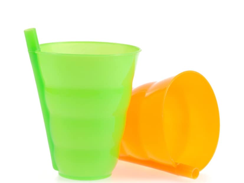 जर दारू गरम असेल किंवा प्लास्टिकचा ग्लास गरम वातावरणात ठेवला असेल, तर प्लास्टिकमधील रसायने दारूमध्ये अधिक वेगाने मिसळू शकतात.डिस्पोजेबल प्लास्टिकचे ग्लास हे एकदाच वापरण्यासाठी बनवलेले असतात. ते कमी दर्जाचे असल्याने त्यांच्यातील रसायने दारूत मिसळण्याची शक्यता जास्त असते.