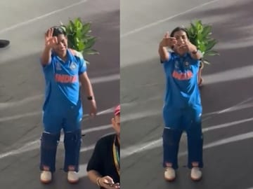 वर्ल्ड कप फायनल फिरवल्यानंतर प्रेमाची मिठी, अमनजोतचा स्टेडियममध्ये कुणाला इशारा, Video वर्ल्ड कप फायनल फिरवल्यानंतर प्रेमाची मिठी, अमनजोतचा स्टेडियममध्ये कुणाला इशारा, Video