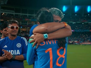 amol majumadar cry on smriti mandhana shoulder amol majumadar cry on smriti mandhana shoulder