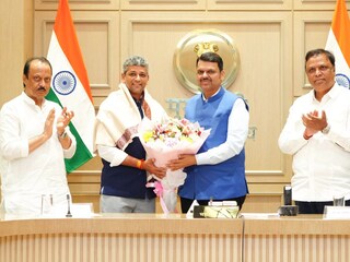 स्मृती, जेमिमा, राधाला 2.25 कोटी रुपये, अमोल मुझुमदारला CM फडणवीसांनी कितीचा चेक दिला? स्मृती, जेमिमा, राधाला 2.25 कोटी रुपये, अमोल मुझुमदारला CM फडणवीसांनी कितीचा चेक दिला?